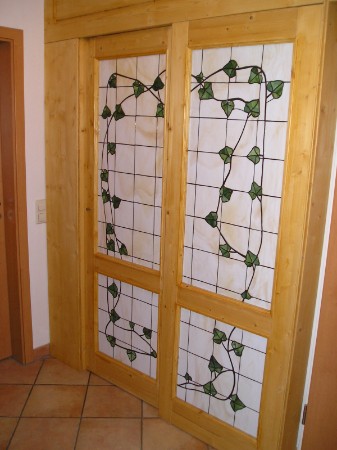 Bei den Kunden als Türe einer begehbaren Garderobe fertig eingebaut Bei den Kunden als Türe einer begehbaren Garderobe fertig eingebaut